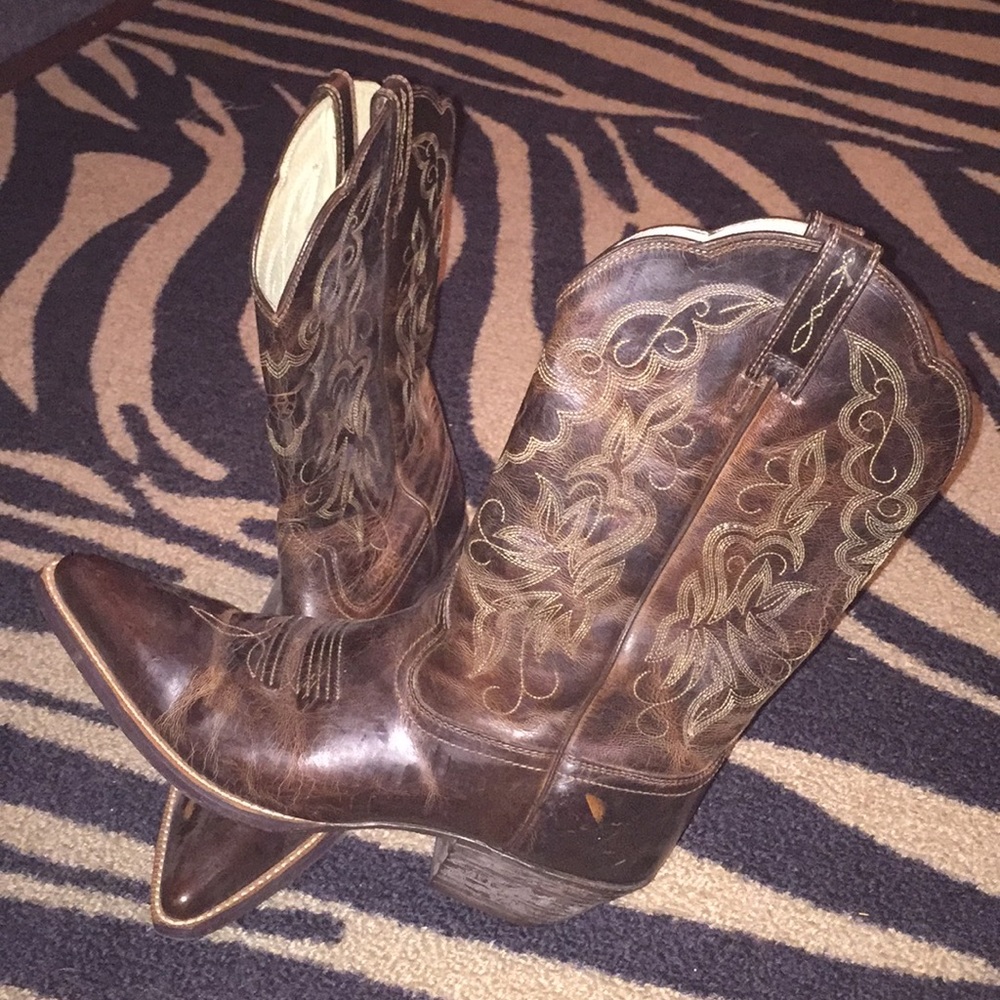 Ariat  cowboy boots size 10b brown, western